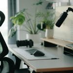 Ergonomiczne domowe biuro z fotelem przy biurku i roślinami