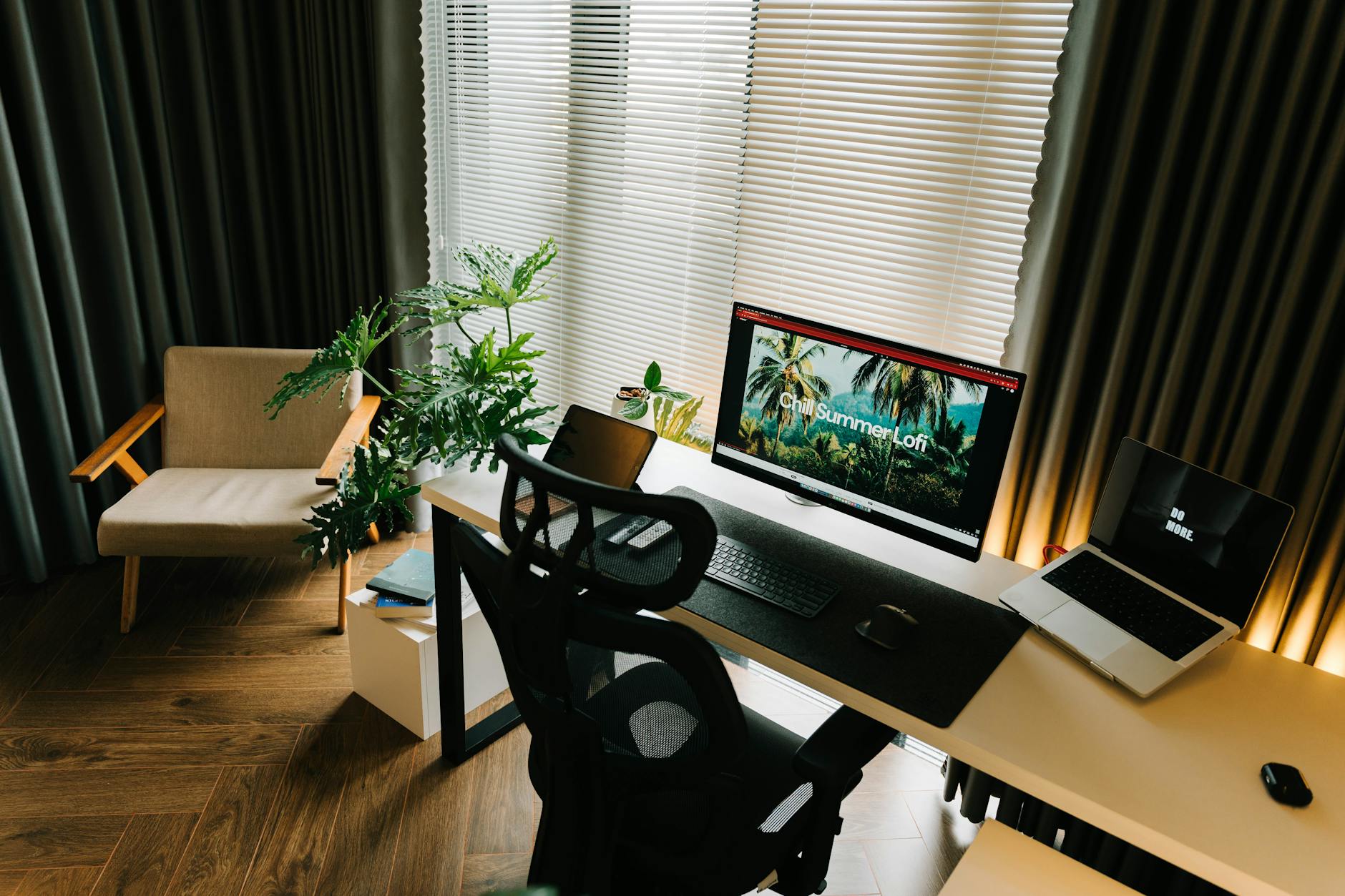 Ergonomiczne domowe biuro z komputerem przy oknie i roślinami