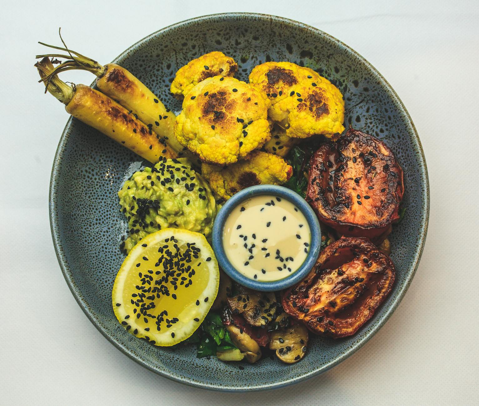 Kolorowa miska buddha z pieczonymi warzywami i sezamem