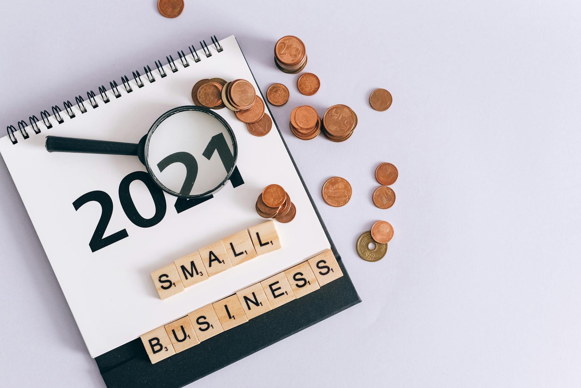 Kalendarz 2021, monety i kostki z napisem small business na biurku