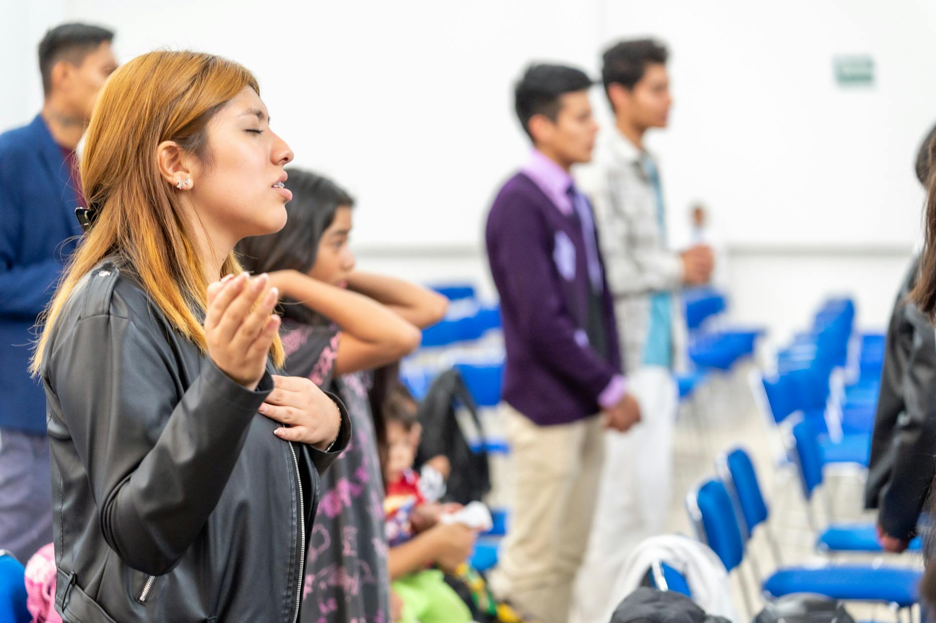 Ludzie różnych kultur modlą się wspólnie w sali w Mexico City