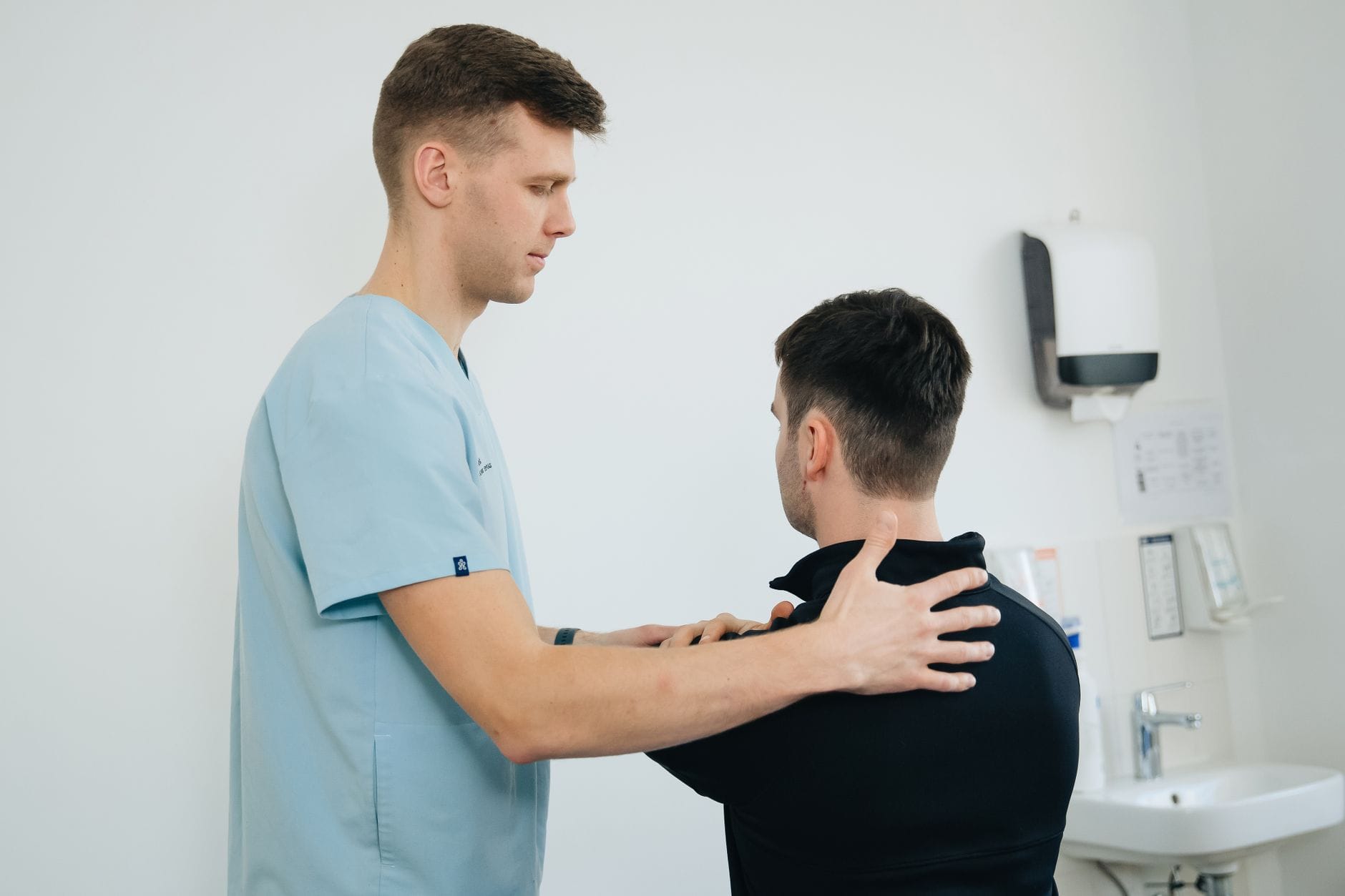 Zespół bolesnego barku: domowy program na zakres ruchu i rotatory Fizjoterapeuta prowadzi terapię bolesnego barku pacjenta w gabinecie