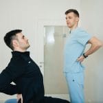 Czy wady postawy cofają się po 30? Realne cele i plan działania Fizjoterapeuta pokazuje pacjentowi ćwiczenia na plecy w gabinecie