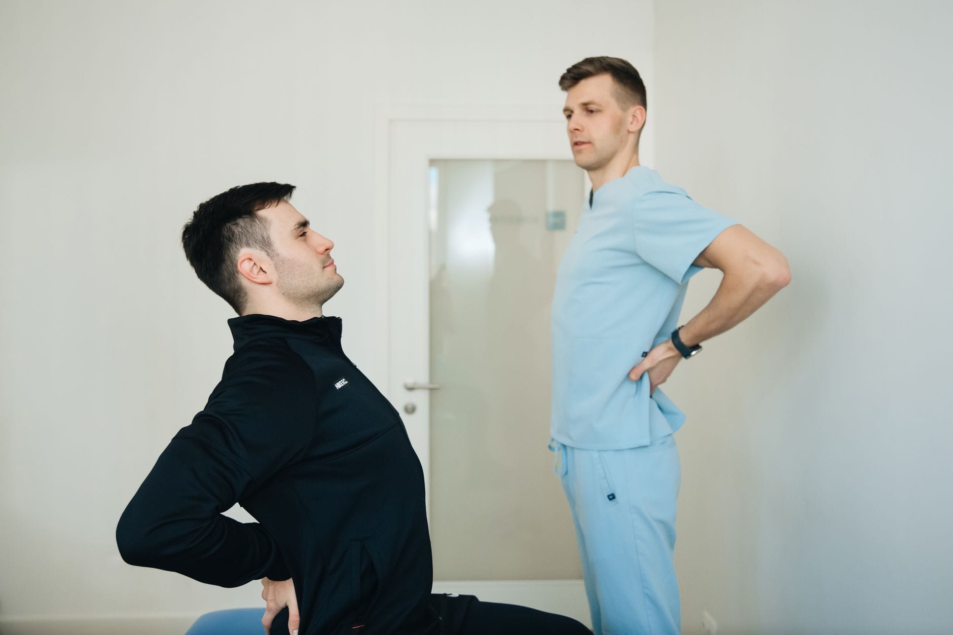 Czy wady postawy cofają się po 30? Realne cele i plan działania Fizjoterapeuta pokazuje pacjentowi ćwiczenia na plecy w gabinecie