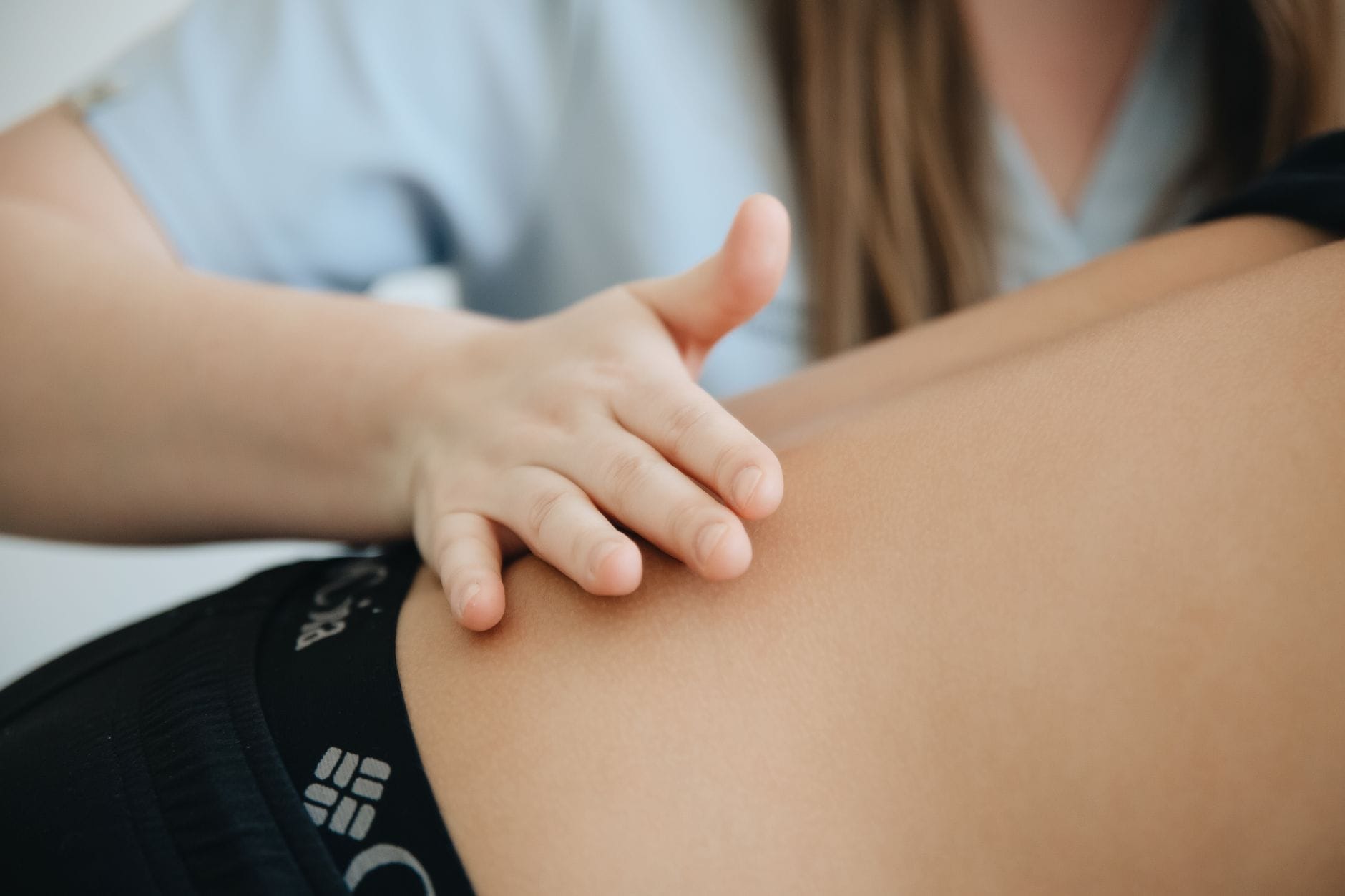 Fizjoterapeuta wykonuje masaż pleców pacjenta w gabinecie